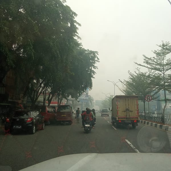 Langit Pontianak Tertutup Asap Pekat, Kualitas Udara Masuk Level Berbahaya