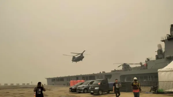 Chinook dari Jepang Akhirnya Terbang di Langit Kalbar, Menjinakkan Api Karhutla
