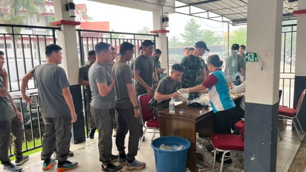 HUT ke-81 TNI di Landak, Dari Kantong Darah Hingga Paket Sembako Untuk Warga