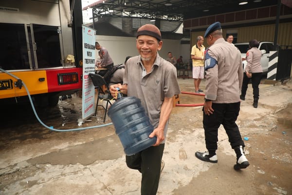 Distribusi Air Minum Masih Menjadi Kesibukan Brimob Polda Kalbar, Sasar Kebutuhan warga