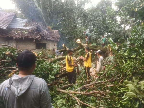 Angin Kencang Terjang Desa Setalik Sejangkung Sambas : Rusak Rumah Penduduk dan Fasilitas Umum