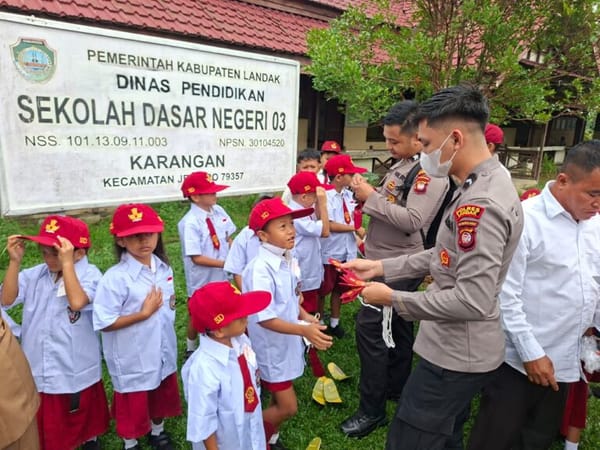 Seragam Baru, Harapan Baru: Senyum Anak-Anak Pedalaman Landak Saat terima seragam baru
