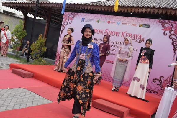 Peringati 14 Tahun UU Keistimewaan DIY, Sleman Gelar Fashion Show Kebaya
