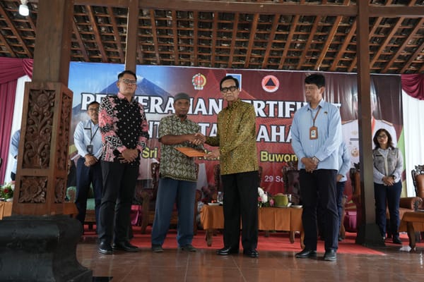 Gubernur DIY Serahkan Sertifikat Huntap Warga Terdampak Erupsi Merapi