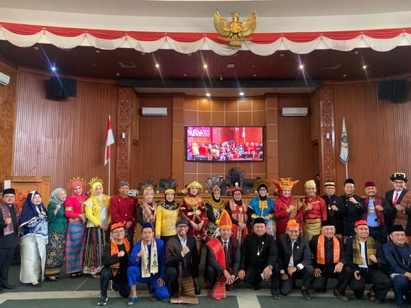 Bukan Sekadar Busana Adat, “Keragaman Nusantara” Jadi Pesan Persatuan di HUT ke-27 DPRD Depok
