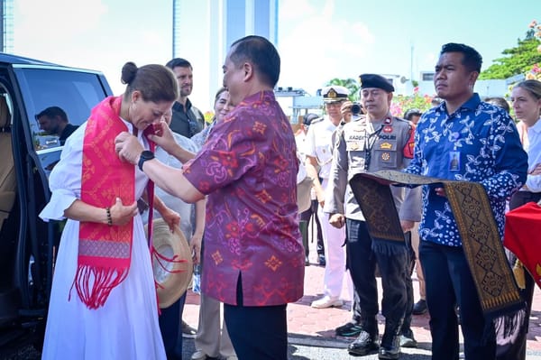 Putri Mahkota Swedia Victoria Disambut Tenun Sasak dan Minuman Rempah