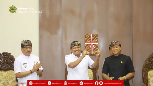 DPRD Gianyar Sahkan Dua Raperda Menjadi Perda