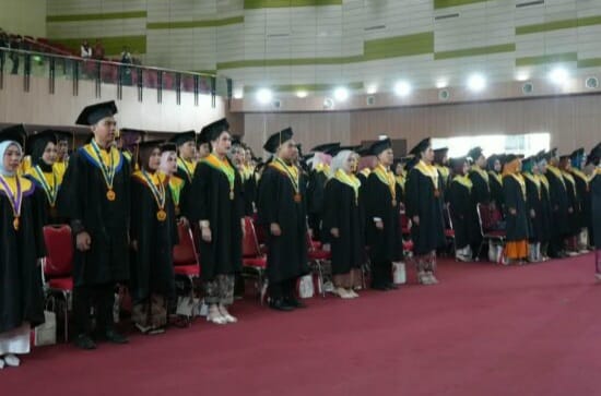 Wisuda UNEJ Hadirkan Dua Lulusan Kedokteran Gigi Asal Papua