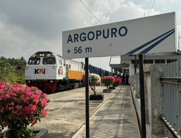 Uji Coba Angkutan  Kereta Api Khusus Hasil Pertanian Banyuwangi-Jakarta, Buah Naga Jadi Muatan Perdana