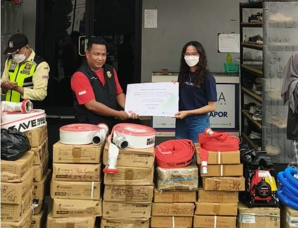 Paragon Corp Sumbang 100 Gulung Selang untuk Relawan Karhutla Kalbar