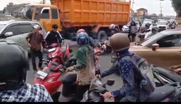 Rem Blong, Dump Truk Seruduk Mobil dan Sepeda Motor di Jalan Pramuka Bandarlampung