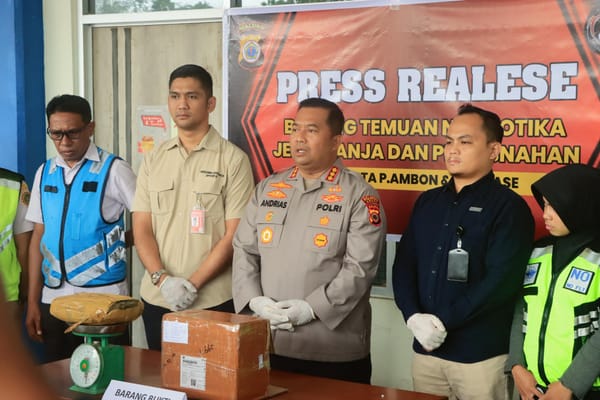 Petugas Bandara Pattimura Ambon Sita 1 Kg Paket Ganja dari Medan Tujuan Maluku Utara
