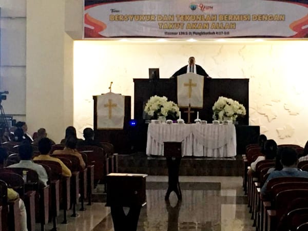 Pendeta Prof. Jhon Ruhulesin : Gereja Harus Berani Evaluasi Diri dan Menata Masa Depan