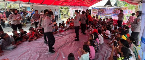 Polwan Polres SBB Berikan trauma healing 120 Anak Patahuwe-Lisabata