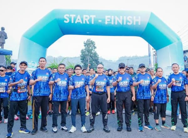kegiatan Fun Run sejauh 6 kilometer dan Bakti Sosial  di Kota Ambon memperingati HUT TNI ke -81