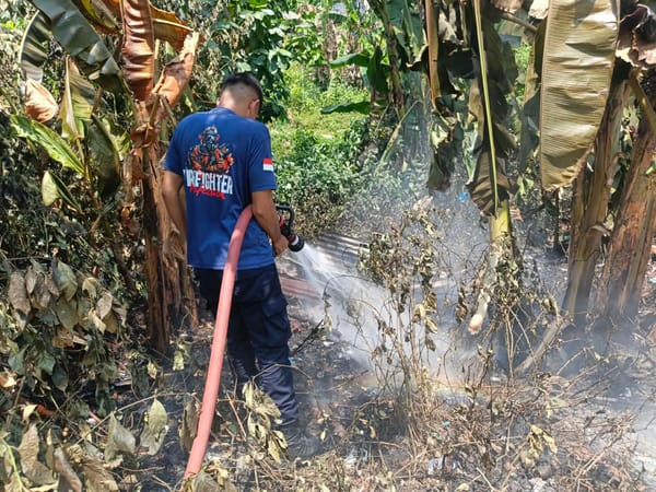 Damkar Ambon Jinakkan Api di Karang Panjang
