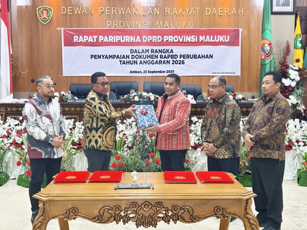 Wagub Serahkan Dokumen RAPBD Perubahan Tahun Anggaran 2026 kepada Ketua DPRD Provinsi Maluku