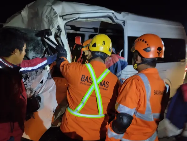 Kecelakaan Lalu Lintas di Tol Pemalang KM 306, Minibus Tabrak Truk yang Berhenti di Bahu Jalan