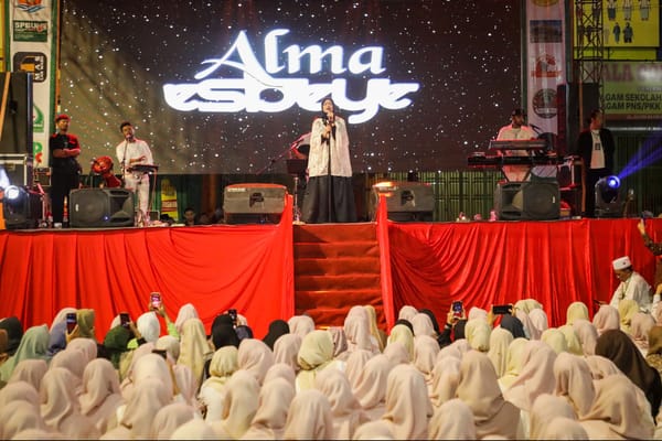 Alma Esbeye Menghibur Ribuan Kafilah di Halaman Msjid Agung Jawa Tengah