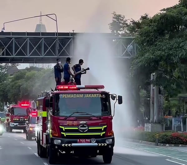 Pemprov DKI Semprot Sejumlah Ruas Jalan Dengan Water Mist Akibat Debu Vulkanik