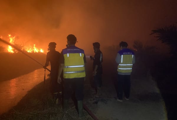 Bantu Pemadaman Karhutla di Kapuas PU Suplai Air Dari Saluran Tersier