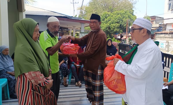BKM At-Taqwa Ternate Berbagi Sembako untuk Warga Kurang Mampu