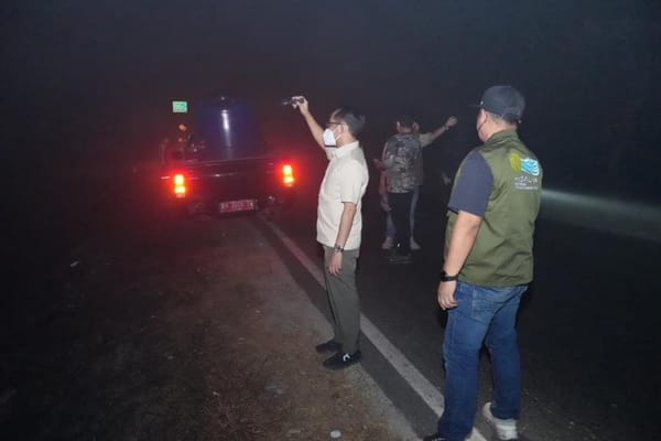 Tak Ingin Api Kembali Menyala, Fairid Pimpin Pemadaman Karhutla Malam Hari