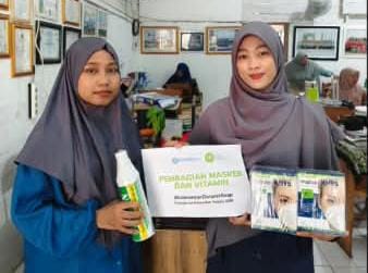 Bantuan Masker dan Vitamin untuk Anak-anak MI Terpadu Berkah di Tengah Kabut Asap