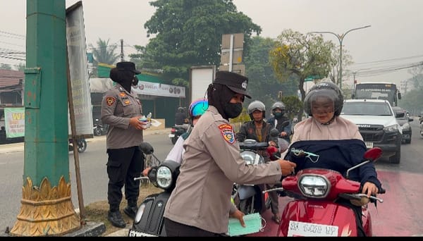 Polres Tabalong Bagikan Masker kepada Pengguna Jalan Terdampak Asap Pekat