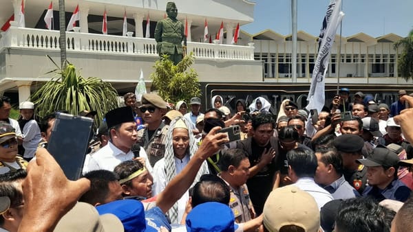 Bupati Jember Didampingi Ketua DPRD dan Tiga Pimpinan Dewan Temui Ratusan Demonstran