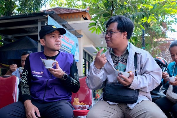 Wali Kota Surakarta Respati bersama wajib pajak menikmati Jumat Berkah dengan sarapan gratis, di lokasi pembayaran pajak keliling. (Foto: Ciptati Handayani)