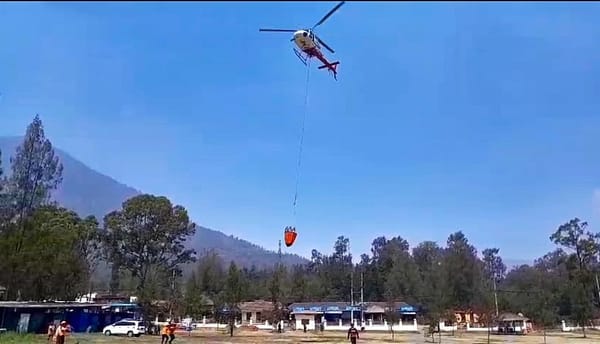 Pemadaman Karhutla di Ijen Makin Intensif dengan Helikopter Water Bombing