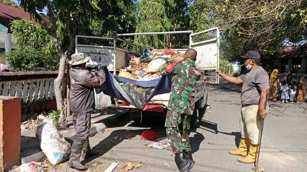 Sampah Menumpuk,Babinsa Kodim 1425/ Jeneponto Turun Tangan Bersama Dinas Kebersihan
