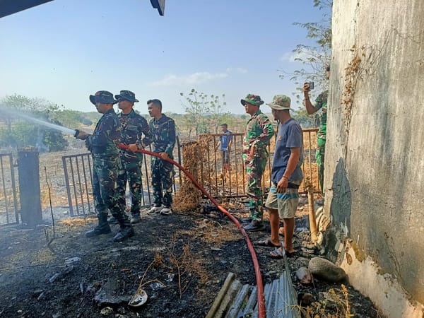 Prajurit Kodim 1425 Jeneponto Berjibaku Padamkan Kebakaran Lahan Milik Warga
