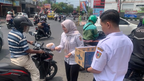Peduli Warga Antre BBM, Disnaker Jember Bagikan Makanan di SPBU Ahmad Yani