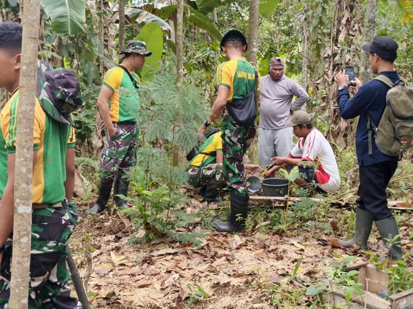 Sambut HUT Ke-81 TNI, Brigif 9 Kostrad Tanam 500 Pohon di Kelurahan Banjarsengon, Patrang Jember