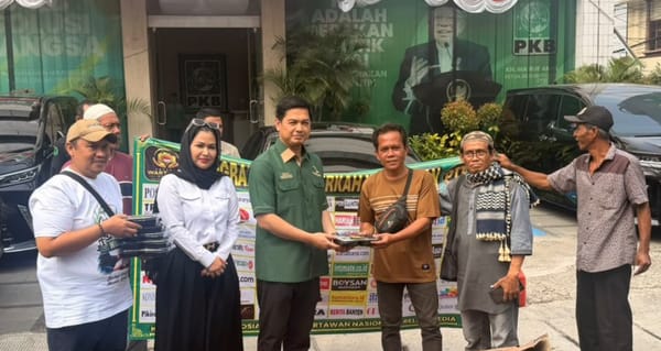 Tommy Kurniawan dan Camel Petir Turun ke Jalan, Bagikan Ratusan Nasi Kotak di Cikini