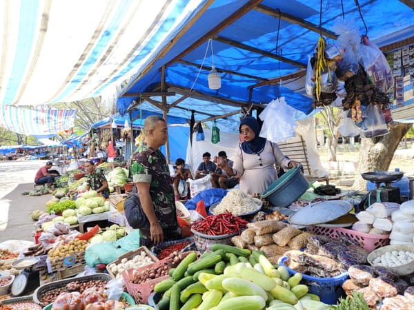 Patroli Wilayah Babinsa Kodim 1425/Jeneponto, Pantau Harga Pangan dan Pastikan Kondisi Pasar Tetap Terkendali