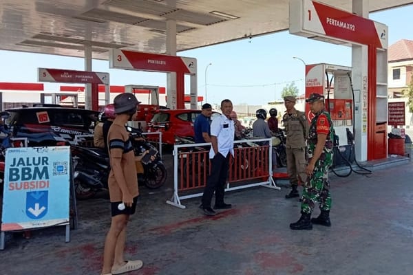Babinsa Kodim 1425 Jeneponto Turun ke SPBU Pantau Pergerakan Distribusi BBM
