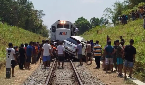 Laka Kereta Api Ijen Express dengan Mobil di Desa Klatakan Jember