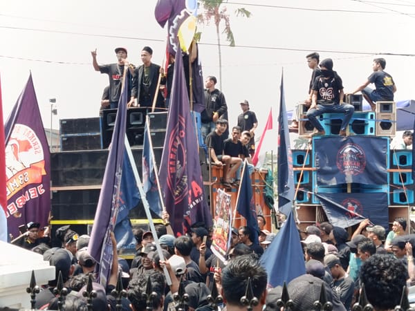 Laskar Jahanam dan Paguyuban Pedagang Pasar Tanjung Unjuk Rasa di Pendopo Bupati Serta Kantor Pemkab Jember