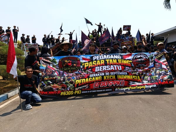 Kecewa Tidak Bertemu Bupati, Pendemo Lempar Sayuran ke Bangunan Pemkab Jember