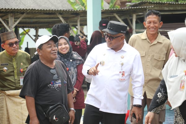 Walikota Tanjungpinang Serahkan Kartu Bima Sakti dan Paket Sembako kepada Penerima Manfaat