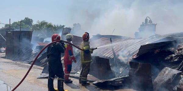 Tiga Unit Armada Damkar Dikerahkan untuk memadamkan Api di Gudang Barang Bekas di Tanjung Unggat Tanjungpinang