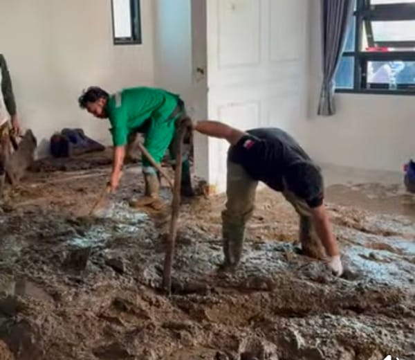 Aksi Nyata PLN IP UBP Ombilin Peduli: Terjun Langsung Bersihkan Lumpur Galodo di Kayu Aro Solok