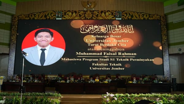 Universitas Jember Melepas Wisudawan Anumerta Muhammad Faisal Rahman Saat Prosesi Wisuda