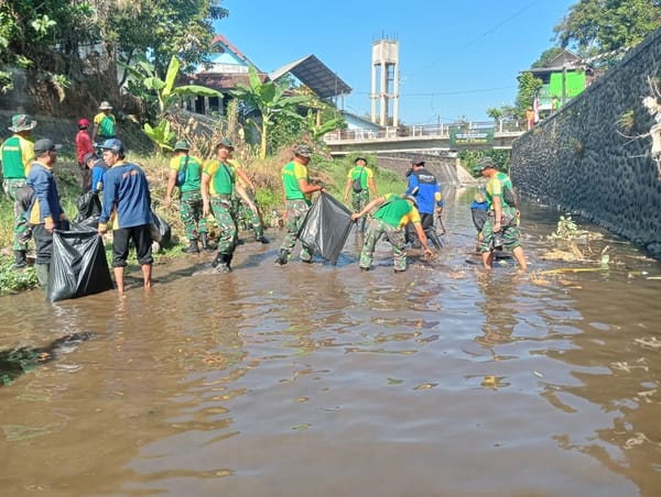 TNI Peduli Sampah dan DPRKPLH Jember Turut Bergerak Bersihkan Sungai Jelang HUT TNI ke-81
