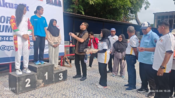 Sekum KONI Sumbar Kalungkan Medali untuk Atlet Renang Porprov XVI