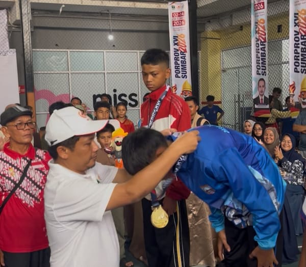 Serahkan Medali Gulat Porprov, Ketua KONI Sumbar Hamdanus: Jadilah Generasi Baru Penerus Gilang Ilhaza
