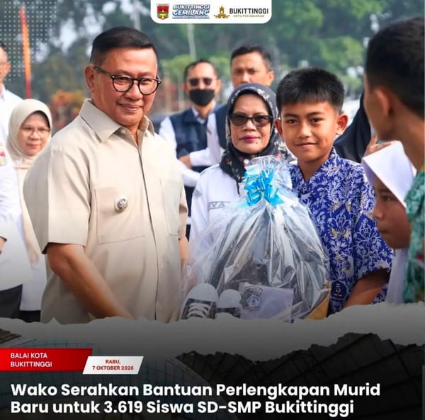 Wako Bukittinggi Serahkan Bantuan Perlengkapan Murid Baru untuk 3.619 Siswa SD dan SMP